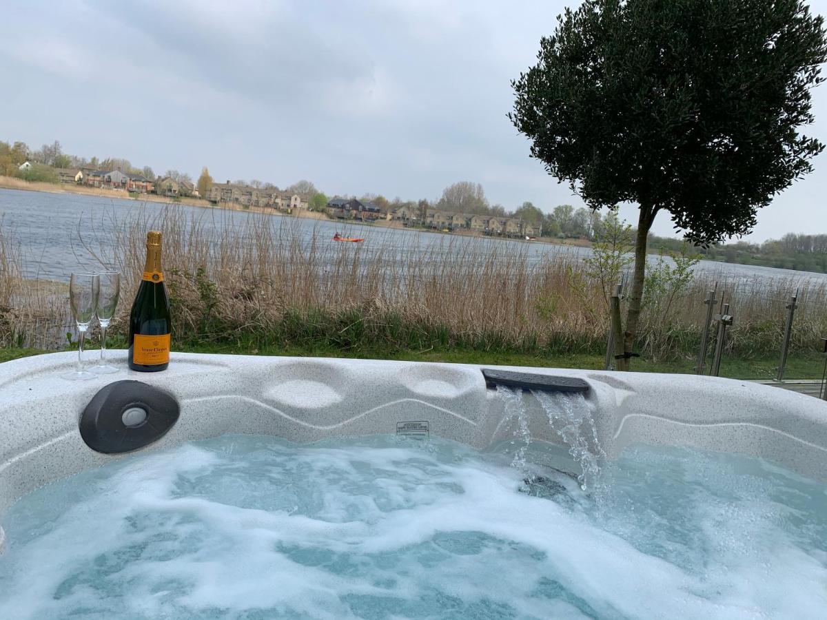 Cotswolds Lakehouse, With Hot Tub & Spa Access, Lower Mill Estate Somerford Keynes エクステリア 写真